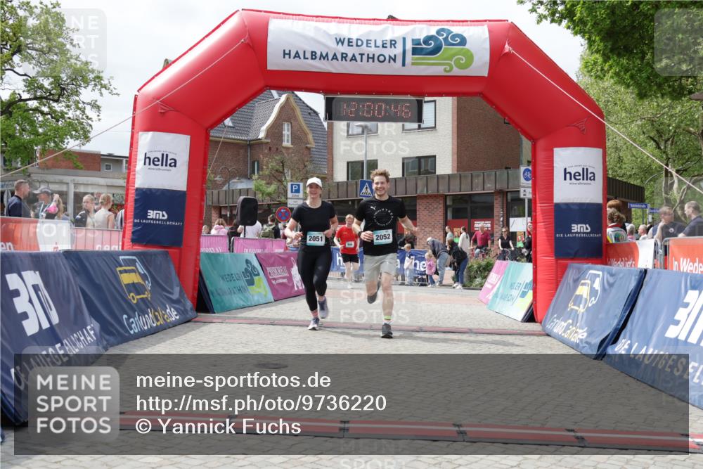 10.05.2026 - 8. Wedeler Halbmarathon Yannick Fuchs http://msf.ph/oto/9736220 10.05.2026 12:00:45 Ziel 946, 1053, 2051, 2052 meine-sportfotos.de