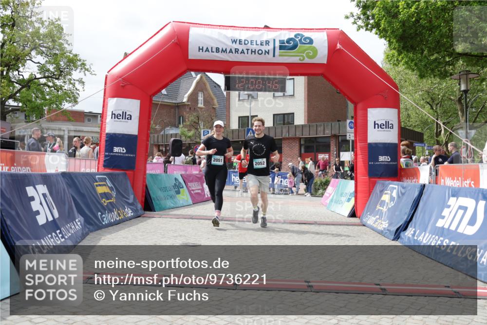 10.05.2026 - 8. Wedeler Halbmarathon Yannick Fuchs http://msf.ph/oto/9736221 10.05.2026 12:00:45 Ziel 946, 1053, 2051, 2052 meine-sportfotos.de