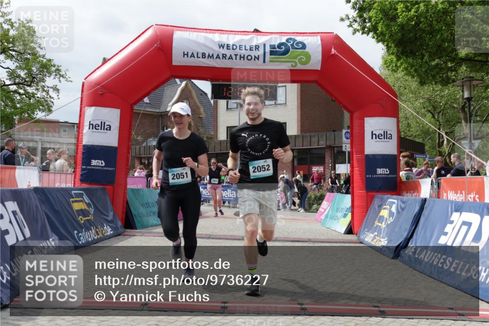 10.05.2026 - 8. Wedeler Halbmarathon Yannick Fuchs http://msf.ph/oto/9736227 10.05.2026 12:00:46 Ziel 946, 1053, 2051, 2052 meine-sportfotos.de