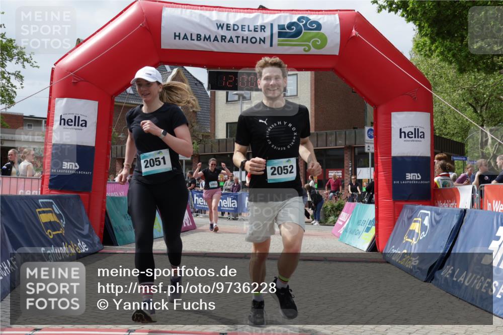 10.05.2026 - 8. Wedeler Halbmarathon Yannick Fuchs http://msf.ph/oto/9736228 10.05.2026 12:00:46 Ziel 946, 1053, 2051, 2052 meine-sportfotos.de