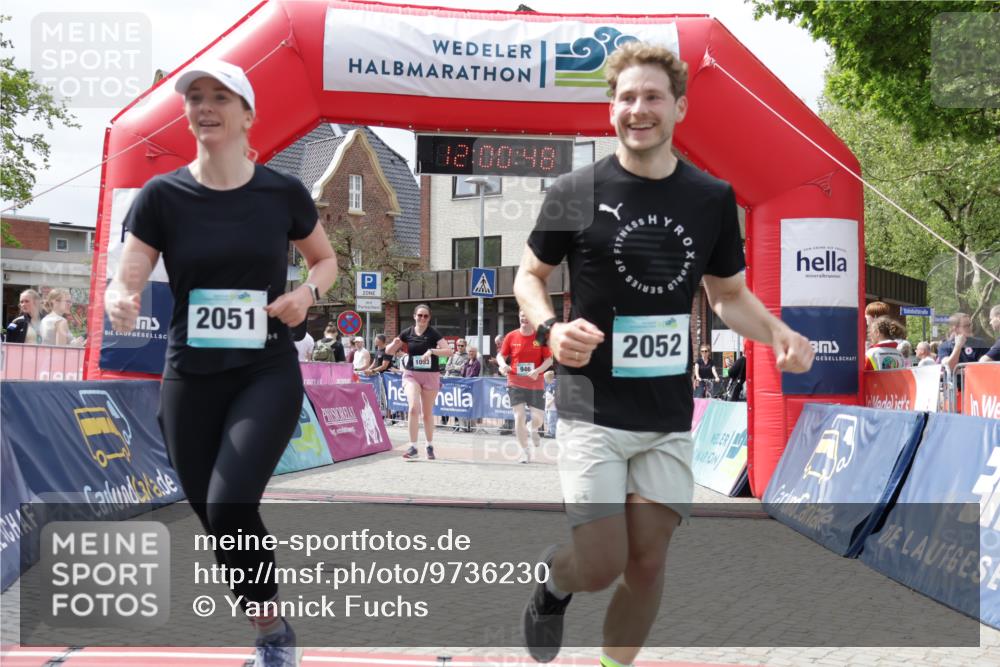 10.05.2026 - 8. Wedeler Halbmarathon Yannick Fuchs http://msf.ph/oto/9736230 10.05.2026 12:00:46 Ziel 946, 1053, 2051, 2052 meine-sportfotos.de