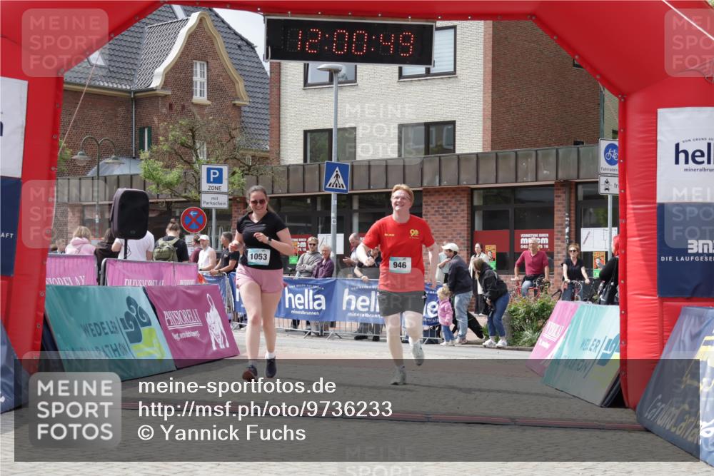 10.05.2026 - 8. Wedeler Halbmarathon Yannick Fuchs http://msf.ph/oto/9736233 10.05.2026 12:00:47 Ziel 491, 946, 1053, 2051, 2052 meine-sportfotos.de