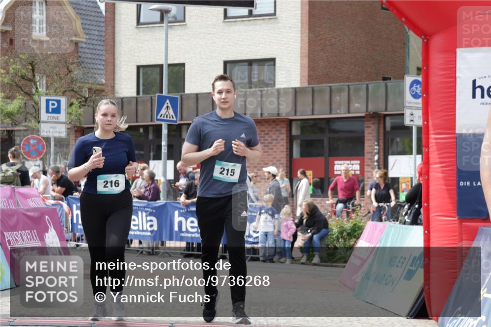 10.05.2026 - 8. Wedeler Halbmarathon Yannick Fuchs http://msf.ph/oto/9736268 10.05.2026 12:00:57 Ziel 159, 215, 216, 491, 686 meine-sportfotos.de