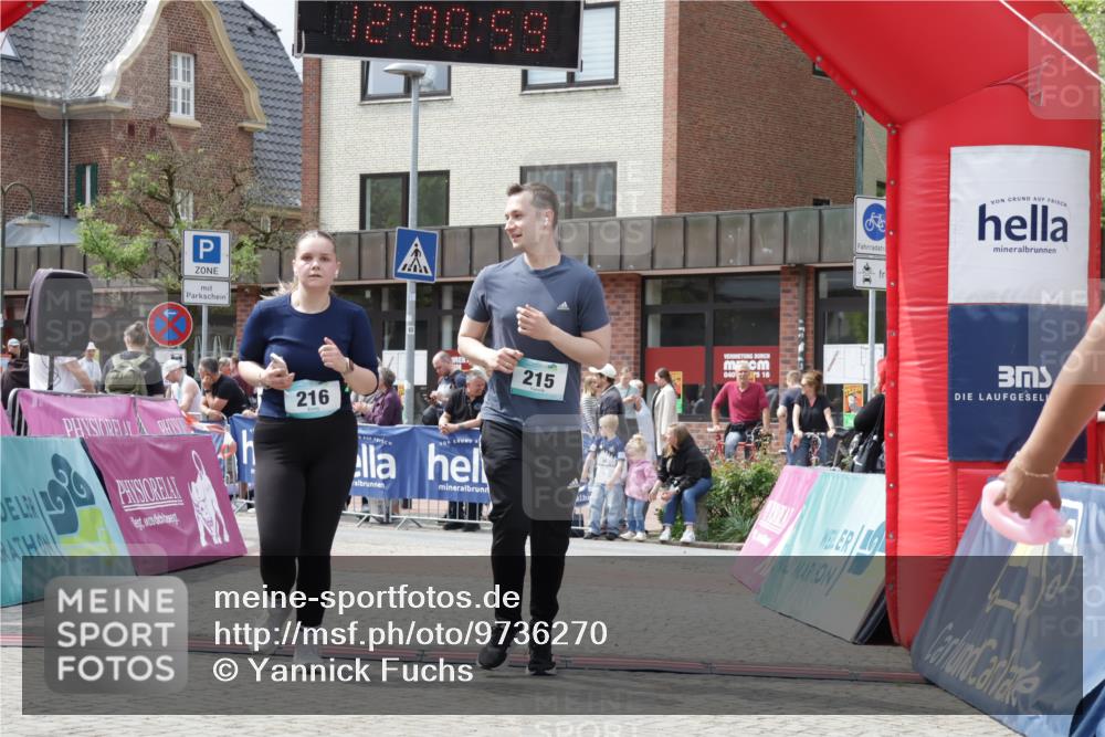 10.05.2026 - 8. Wedeler Halbmarathon Yannick Fuchs http://msf.ph/oto/9736270 10.05.2026 12:00:58 Ziel 159, 215, 216, 686, 994 meine-sportfotos.de