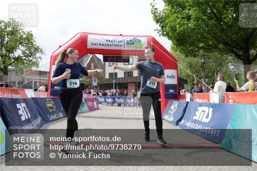 10.05.2026 - 8. Wedeler Halbmarathon Yannick Fuchs http://msf.ph/oto/9736279 10.05.2026 12:01:00 Ziel 159, 215, 216, 686, 994 meine-sportfotos.de