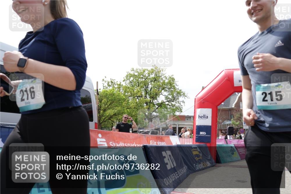 10.05.2026 - 8. Wedeler Halbmarathon Yannick Fuchs http://msf.ph/oto/9736282 10.05.2026 12:01:01 Ziel 159, 215, 216, 525, 686, 994, 995 meine-sportfotos.de
