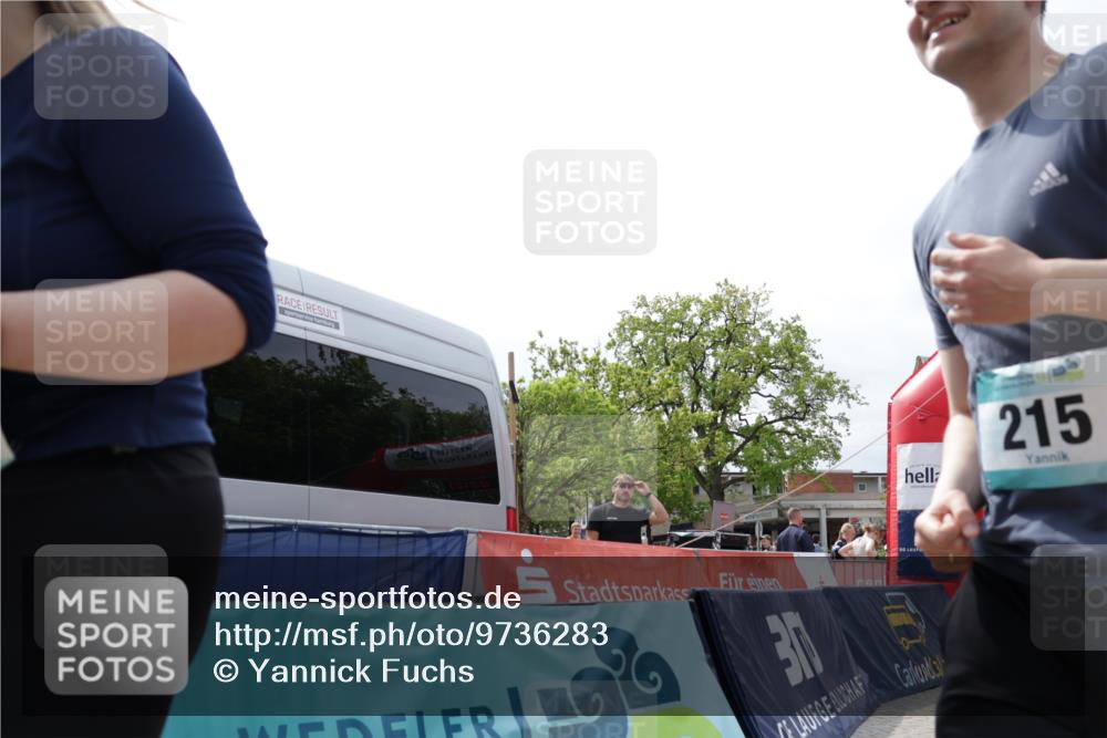 10.05.2026 - 8. Wedeler Halbmarathon Yannick Fuchs http://msf.ph/oto/9736283 10.05.2026 12:01:01 Ziel 159, 215, 216, 525, 686, 994, 995 meine-sportfotos.de