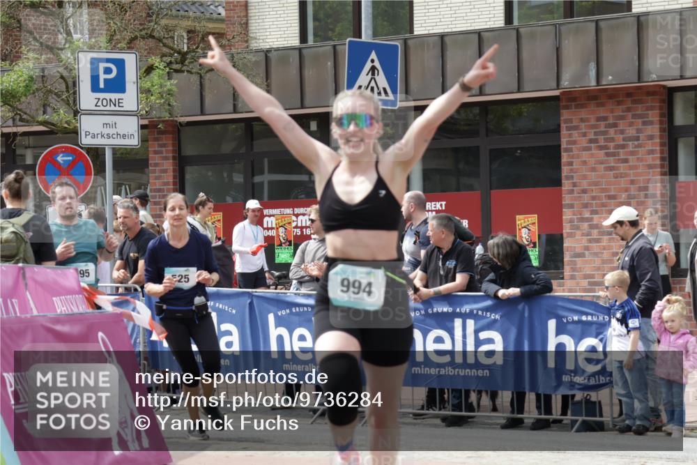 10.05.2026 - 8. Wedeler Halbmarathon Yannick Fuchs http://msf.ph/oto/9736284 10.05.2026 12:01:02 Ziel 215, 216, 525, 994, 995 meine-sportfotos.de