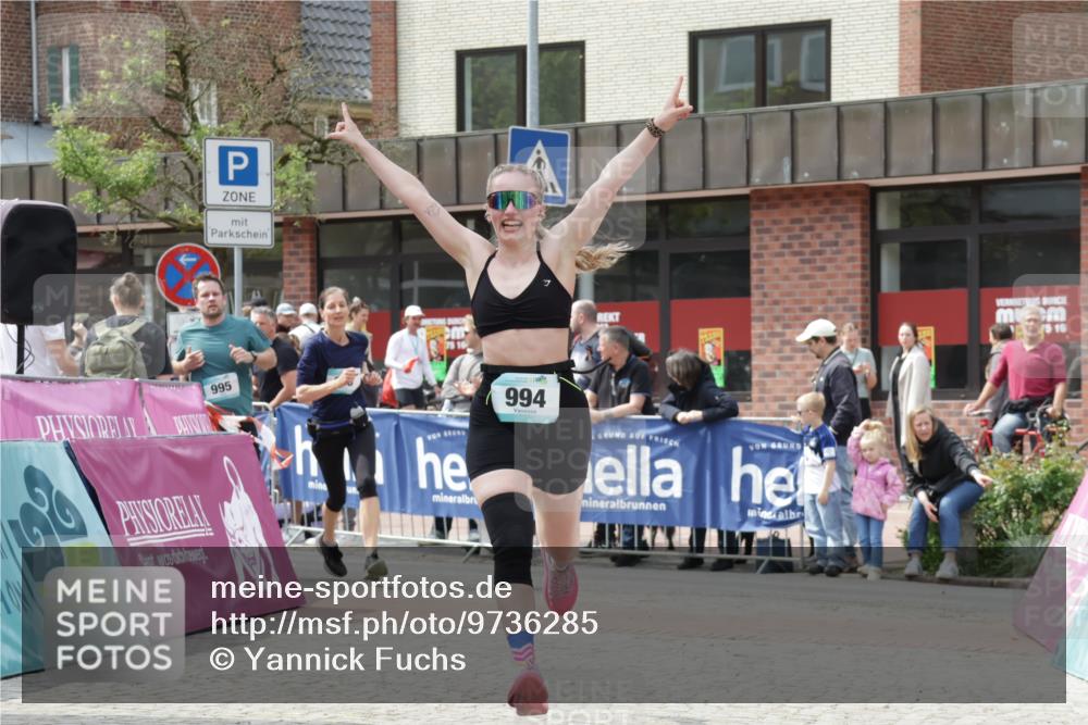 10.05.2026 - 8. Wedeler Halbmarathon Yannick Fuchs http://msf.ph/oto/9736285 10.05.2026 12:01:02 Ziel 215, 216, 525, 994, 995 meine-sportfotos.de