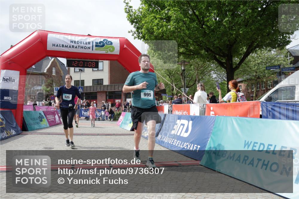 10.05.2026 - 8. Wedeler Halbmarathon Yannick Fuchs http://msf.ph/oto/9736307 10.05.2026 12:01:07 Ziel 525, 544, 614, 994, 995 meine-sportfotos.de