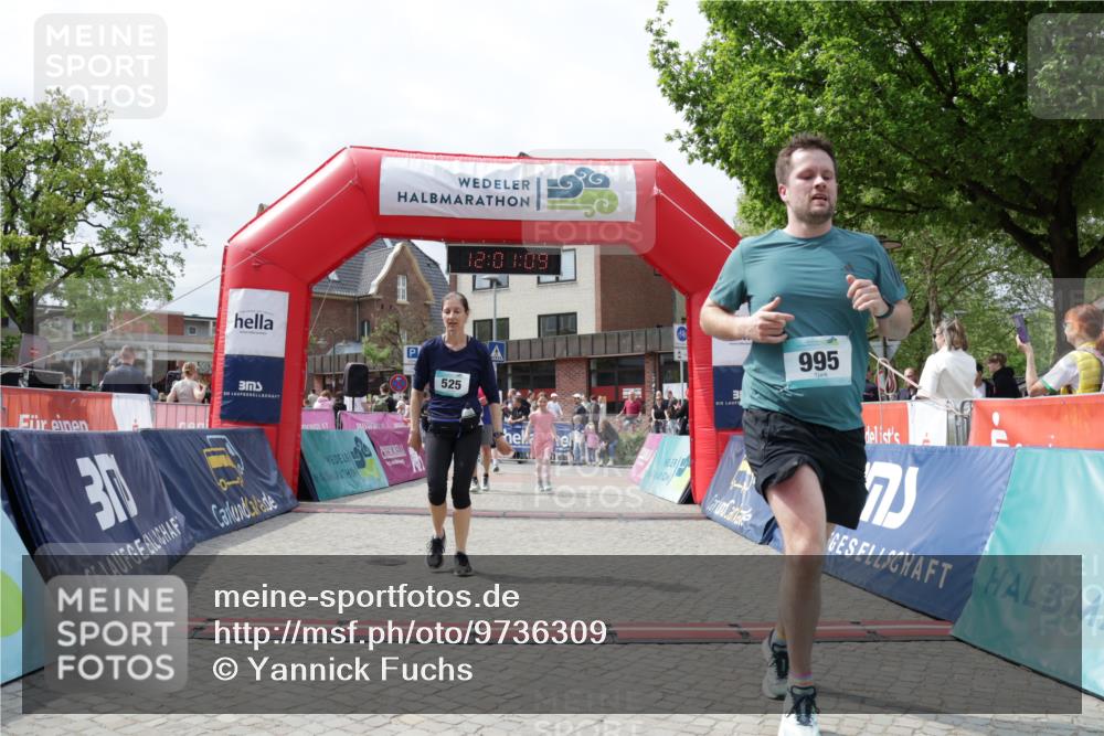 10.05.2026 - 8. Wedeler Halbmarathon Yannick Fuchs http://msf.ph/oto/9736309 10.05.2026 12:01:07 Ziel 525, 544, 614, 994, 995 meine-sportfotos.de