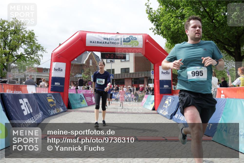 10.05.2026 - 8. Wedeler Halbmarathon Yannick Fuchs http://msf.ph/oto/9736310 10.05.2026 12:01:07 Ziel 525, 544, 614, 994, 995 meine-sportfotos.de