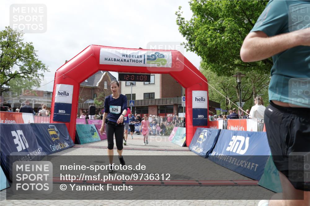 10.05.2026 - 8. Wedeler Halbmarathon Yannick Fuchs http://msf.ph/oto/9736312 10.05.2026 12:01:07 Ziel 525, 544, 614, 994, 995 meine-sportfotos.de