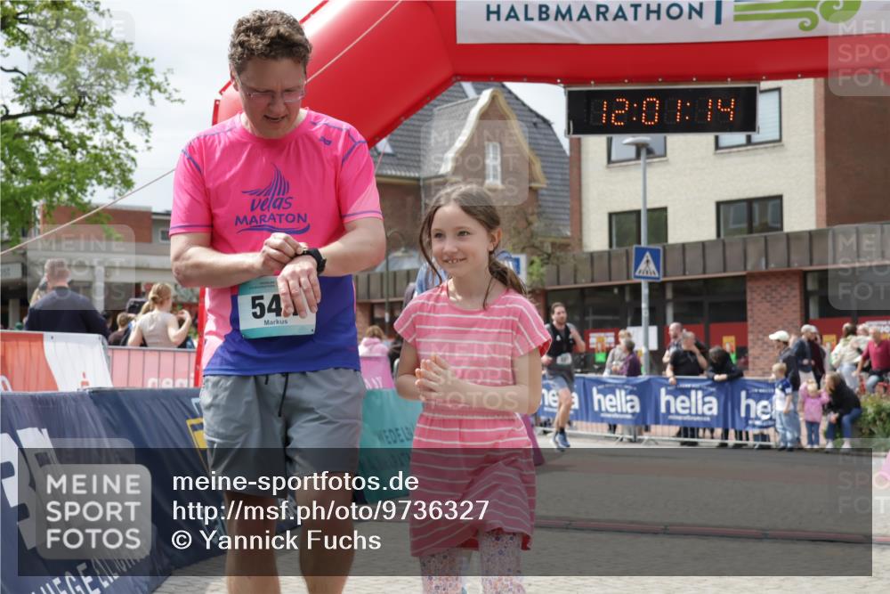 10.05.2026 - 8. Wedeler Halbmarathon Yannick Fuchs http://msf.ph/oto/9736327 10.05.2026 12:01:12 Ziel 227, 544, 614 meine-sportfotos.de