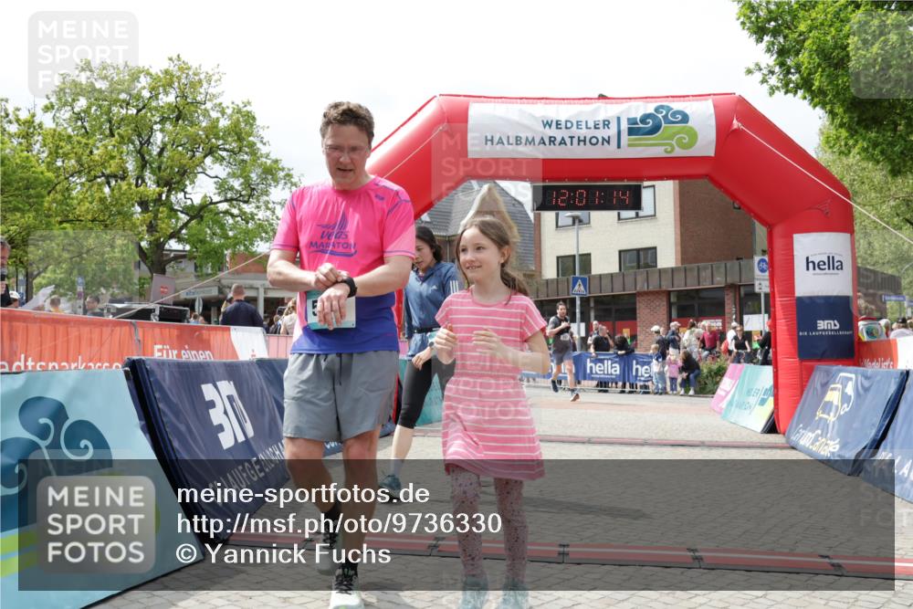 10.05.2026 - 8. Wedeler Halbmarathon Yannick Fuchs http://msf.ph/oto/9736330 10.05.2026 12:01:13 Ziel 227, 544, 614 meine-sportfotos.de