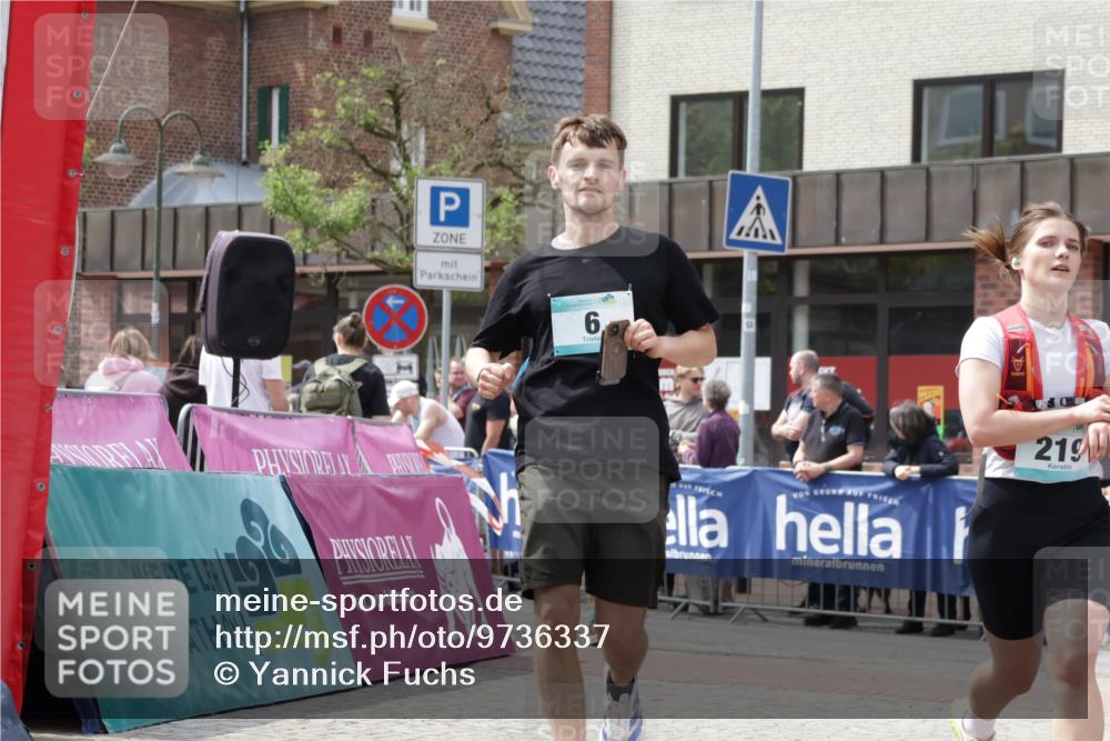 10.05.2026 - 8. Wedeler Halbmarathon Yannick Fuchs http://msf.ph/oto/9736337 10.05.2026 12:01:19 Ziel 6, 219, 227, 717 meine-sportfotos.de