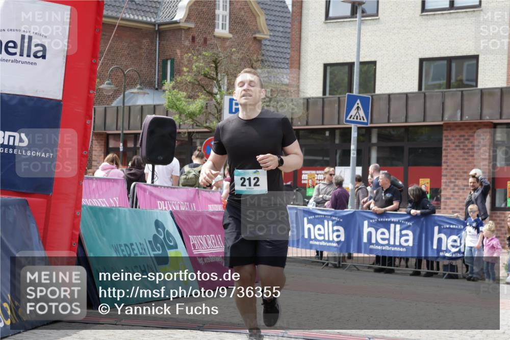 10.05.2026 - 8. Wedeler Halbmarathon Yannick Fuchs http://msf.ph/oto/9736355 10.05.2026 12:01:25 Ziel 6, 212, 219, 717 meine-sportfotos.de