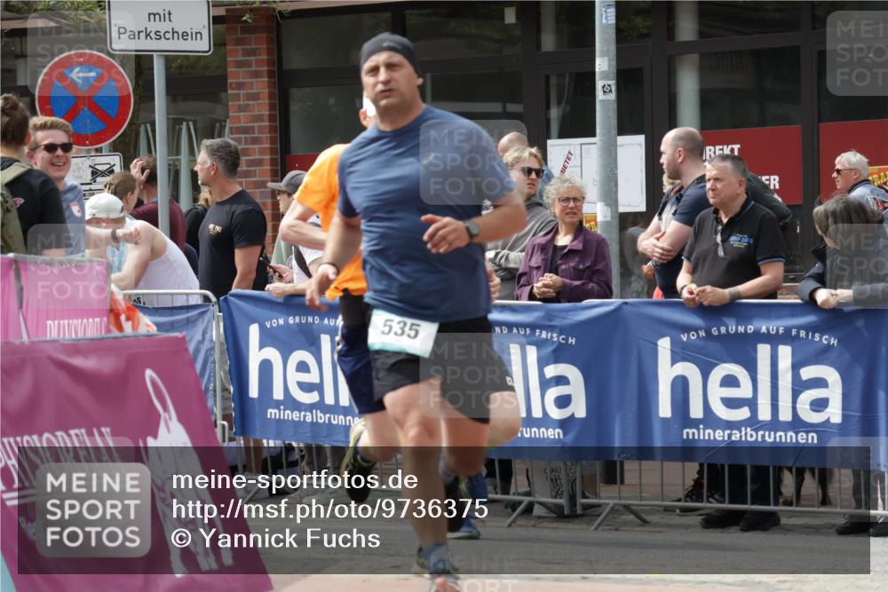 10.05.2026 - 8. Wedeler Halbmarathon Yannick Fuchs http://msf.ph/oto/9736375 10.05.2026 12:01:37 Ziel 462, 535, 2031, 2034 meine-sportfotos.de