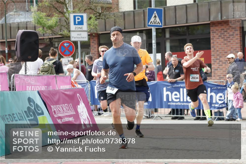 10.05.2026 - 8. Wedeler Halbmarathon Yannick Fuchs http://msf.ph/oto/9736378 10.05.2026 12:01:38 Ziel 462, 535, 2031, 2034 meine-sportfotos.de