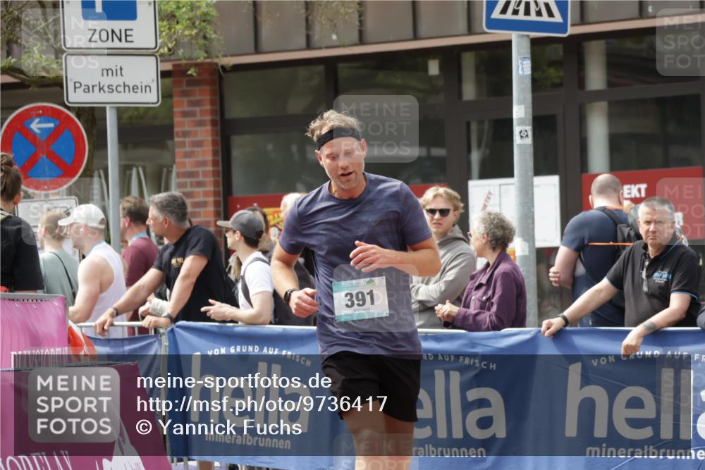 10.05.2026 - 8. Wedeler Halbmarathon Yannick Fuchs http://msf.ph/oto/9736417 10.05.2026 12:01:53 Ziel 391 meine-sportfotos.de