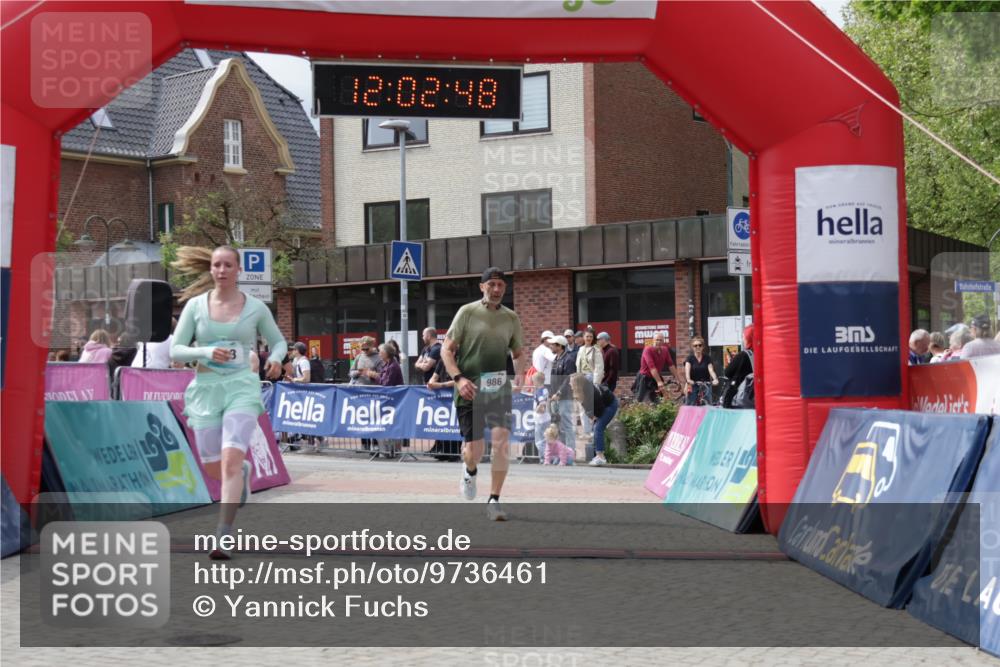 10.05.2026 - 8. Wedeler Halbmarathon Yannick Fuchs http://msf.ph/oto/9736461 10.05.2026 12:02:46 Ziel 813, 986 meine-sportfotos.de
