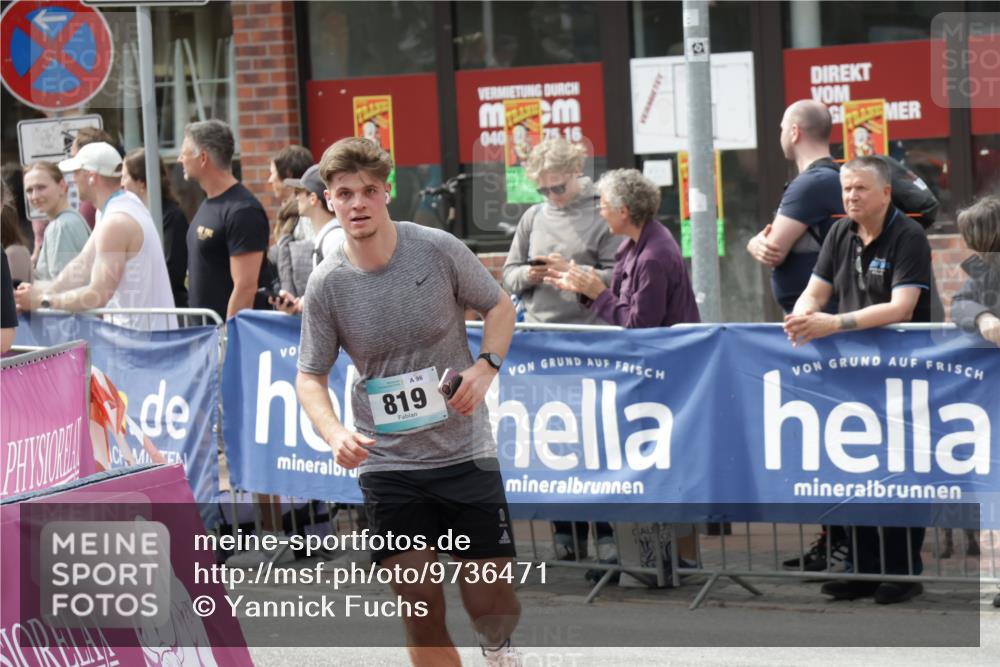 10.05.2026 - 8. Wedeler Halbmarathon Yannick Fuchs http://msf.ph/oto/9736471 10.05.2026 12:02:53 Ziel 819, 986 meine-sportfotos.de