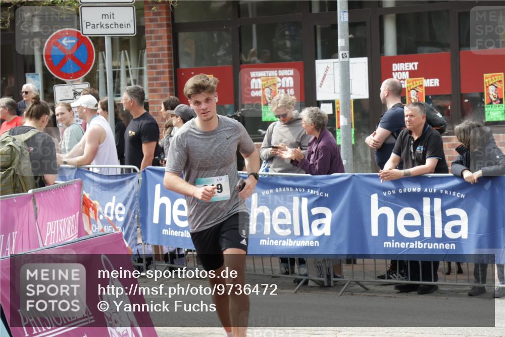 10.05.2026 - 8. Wedeler Halbmarathon Yannick Fuchs http://msf.ph/oto/9736472 10.05.2026 12:02:53 Ziel 819, 986 meine-sportfotos.de