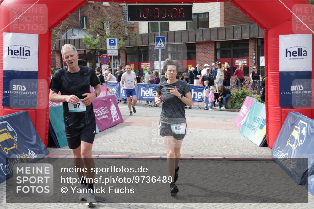 10.05.2026 - 8. Wedeler Halbmarathon Yannick Fuchs http://msf.ph/oto/9736489 10.05.2026 12:03:04 Ziel 95, 97, 185 meine-sportfotos.de