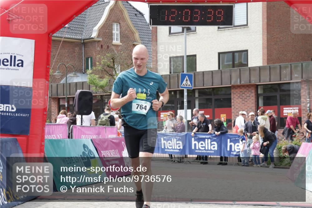 10.05.2026 - 8. Wedeler Halbmarathon Yannick Fuchs http://msf.ph/oto/9736576 10.05.2026 12:03:37 Ziel 269, 659, 764 meine-sportfotos.de