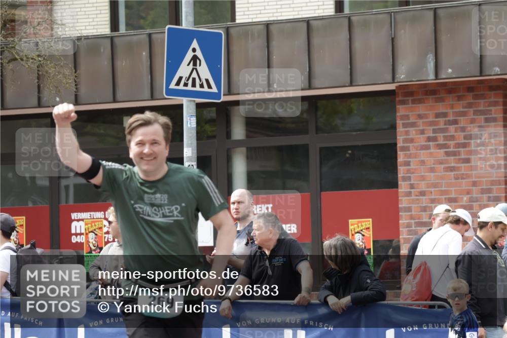 10.05.2026 - 8. Wedeler Halbmarathon Yannick Fuchs http://msf.ph/oto/9736583 10.05.2026 12:03:40 Ziel 269, 659, 764 meine-sportfotos.de