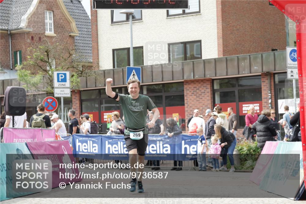 10.05.2026 - 8. Wedeler Halbmarathon Yannick Fuchs http://msf.ph/oto/9736587 10.05.2026 12:03:41 Ziel 269, 764, 2203 meine-sportfotos.de