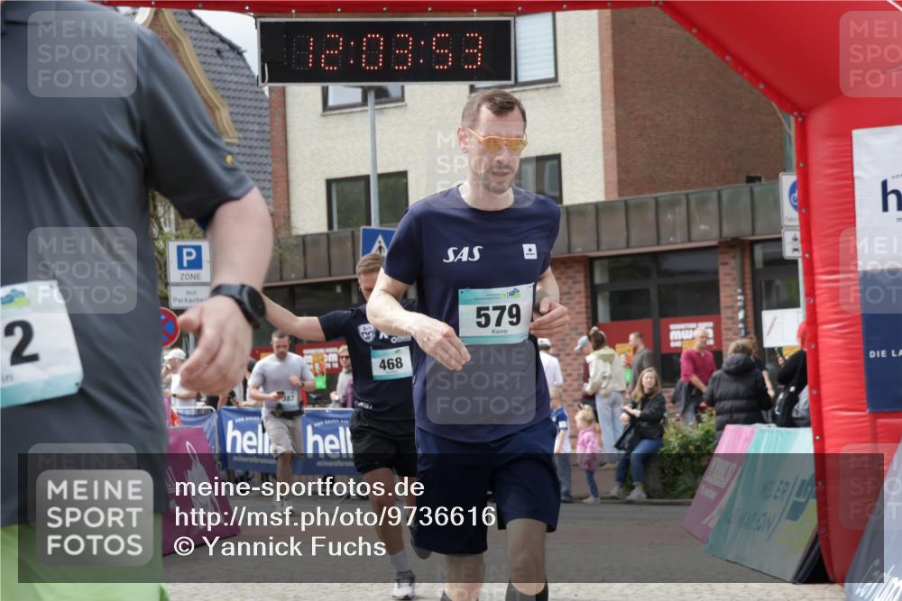 10.05.2026 - 8. Wedeler Halbmarathon Yannick Fuchs http://msf.ph/oto/9736616 10.05.2026 12:03:51 Ziel 387, 468, 579, 772, 2203 meine-sportfotos.de