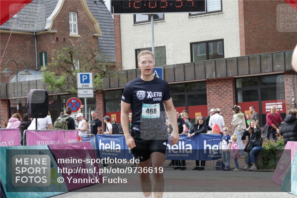 10.05.2026 - 8. Wedeler Halbmarathon Yannick Fuchs http://msf.ph/oto/9736619 10.05.2026 12:03:52 Ziel 387, 468, 579, 772 meine-sportfotos.de