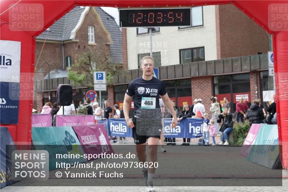 10.05.2026 - 8. Wedeler Halbmarathon Yannick Fuchs http://msf.ph/oto/9736620 10.05.2026 12:03:52 Ziel 387, 468, 579, 772 meine-sportfotos.de