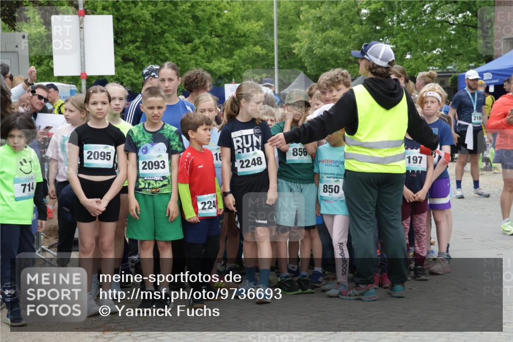 10.05.2026 - 8. Wedeler Halbmarathon Yannick Fuchs http://msf.ph/oto/9736693 10.05.2026 12:42:59 Ziel 2095, 714, 2093, 16, 2024, 2248, 856, 24, 2023, 850, 197, 224, 2186 meine-sportfotos.de