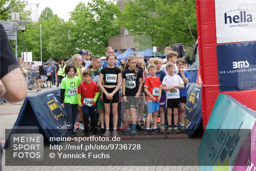 10.05.2026 - 8. Wedeler Halbmarathon Yannick Fuchs http://msf.ph/oto/9736728 10.05.2026 12:44:08 Ziel 2, 100, 714, 2249, 2095, 2024, 2248, 623, 624 meine-sportfotos.de
