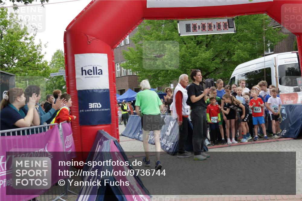 10.05.2026 - 8. Wedeler Halbmarathon Yannick Fuchs http://msf.ph/oto/9736744 10.05.2026 12:44:34 Ziel 2249, 7777, 623, 624, 394 meine-sportfotos.de