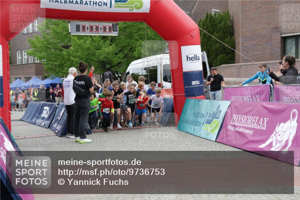 10.05.2026 - 8. Wedeler Halbmarathon Yannick Fuchs http://msf.ph/oto/9736753 10.05.2026 12:44:57 Ziel 7, 2249, 209, 2248, 624 meine-sportfotos.de