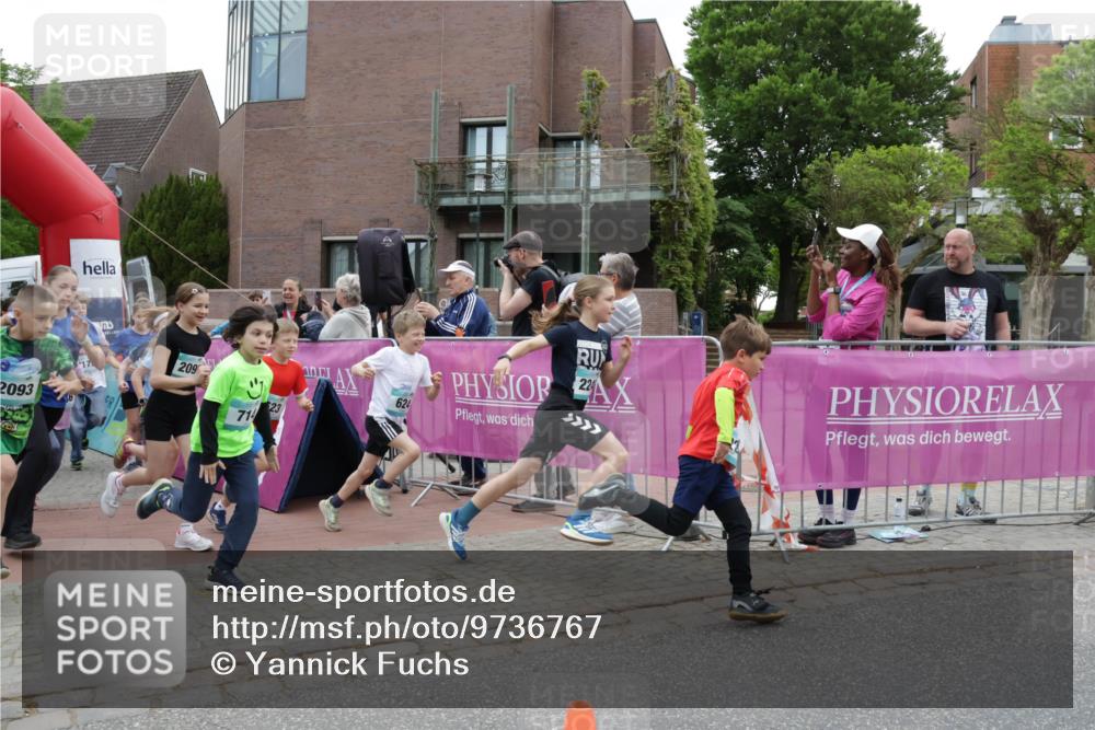 10.05.2026 - 8. Wedeler Halbmarathon Yannick Fuchs http://msf.ph/oto/9736767 10.05.2026 12:44:59 Ziel 2093, 209, 23, 71, 624 meine-sportfotos.de