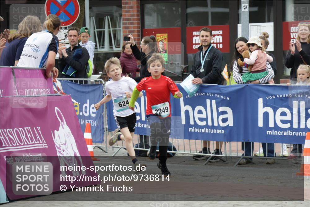 10.05.2026 - 8. Wedeler Halbmarathon Yannick Fuchs http://msf.ph/oto/9736814 10.05.2026 12:47:35 Ziel 624, 5, 16, 2249, 623, 624, 2249 meine-sportfotos.de