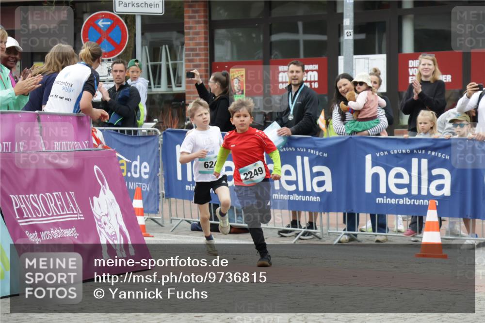 10.05.2026 - 8. Wedeler Halbmarathon Yannick Fuchs http://msf.ph/oto/9736815 10.05.2026 12:47:36 Ziel 04, 516, 623, 624, 2249 meine-sportfotos.de