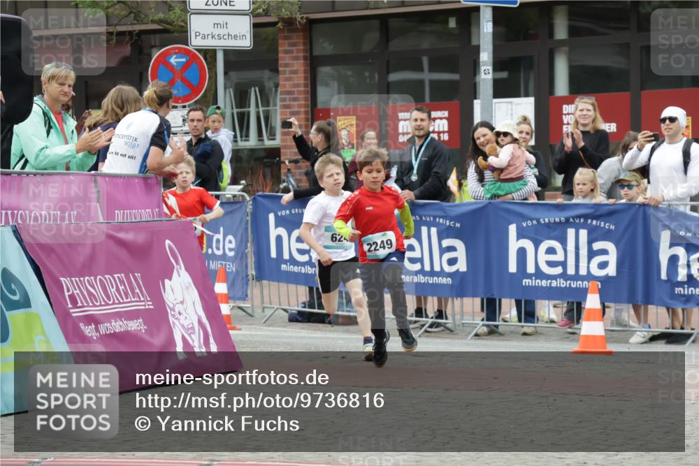 10.05.2026 - 8. Wedeler Halbmarathon Yannick Fuchs http://msf.ph/oto/9736816 10.05.2026 12:47:36 Ziel 04, 16, 624, 2249, 623, 624, 2249 meine-sportfotos.de