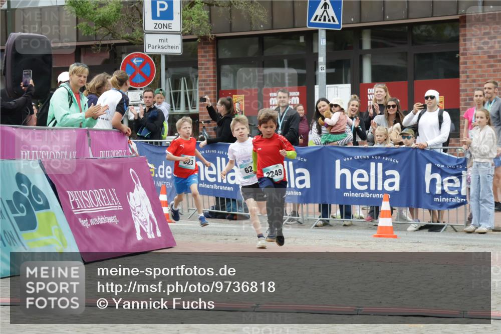 10.05.2026 - 8. Wedeler Halbmarathon Yannick Fuchs http://msf.ph/oto/9736818 10.05.2026 12:47:36 Ziel 23, 04, 2249, 623, 624, 2249 meine-sportfotos.de
