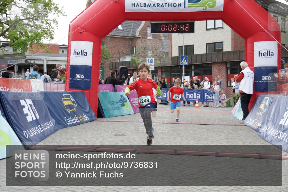 10.05.2026 - 8. Wedeler Halbmarathon Yannick Fuchs http://msf.ph/oto/9736831 10.05.2026 12:47:39 Ziel 10, 02, 42, 30, 2249, 623, 624, 2093, 2249 meine-sportfotos.de