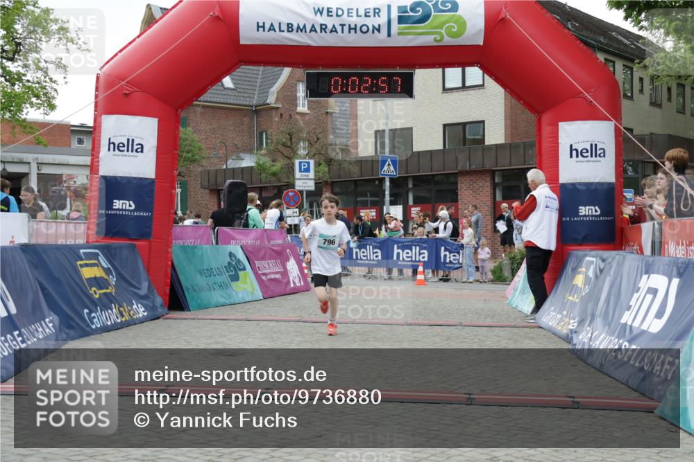 10.05.2026 - 8. Wedeler Halbmarathon Yannick Fuchs http://msf.ph/oto/9736880 10.05.2026 12:47:54 Ziel 0, 02, 57, 796, 796, 797, 2248 meine-sportfotos.de