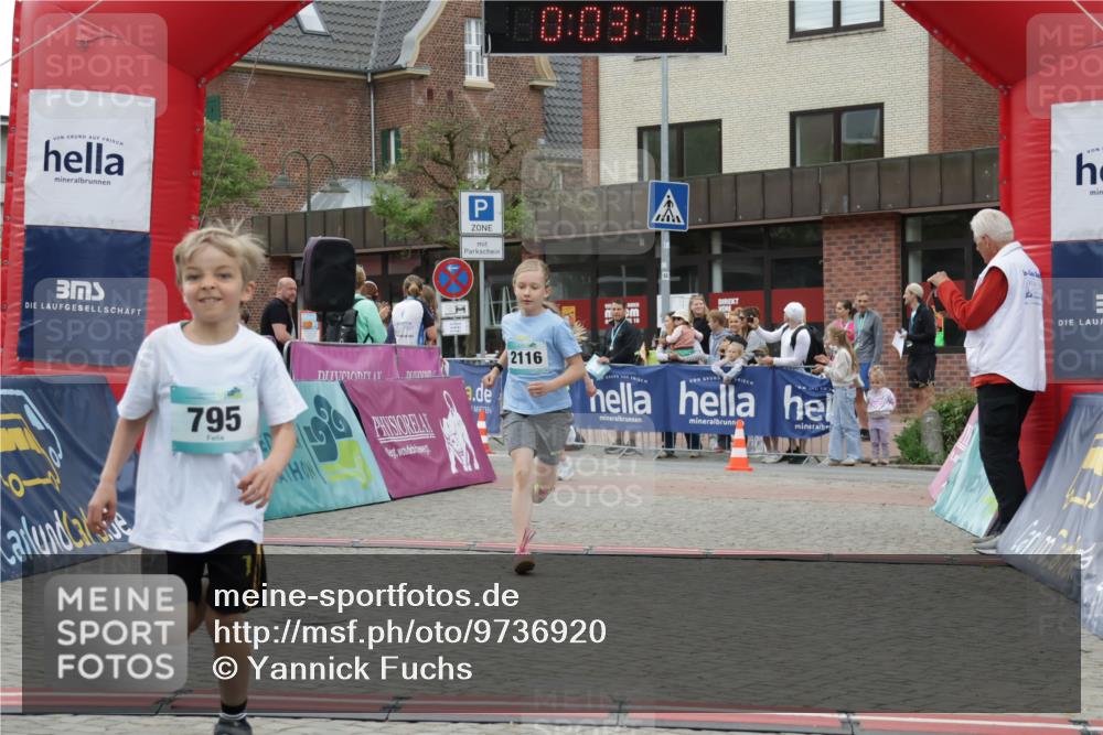 10.05.2026 - 8. Wedeler Halbmarathon Yannick Fuchs http://msf.ph/oto/9736920 10.05.2026 12:48:07 Ziel 0, 795, 2116, 408, 795, 824, 2116 meine-sportfotos.de