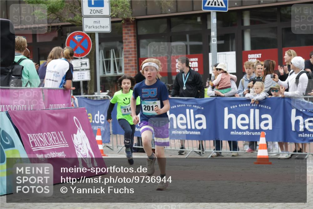 10.05.2026 - 8. Wedeler Halbmarathon Yannick Fuchs http://msf.ph/oto/9736944 10.05.2026 12:48:14 Ziel 185, 26, 15, 16, 714, 2012, 346, 408, 714, 2013 meine-sportfotos.de