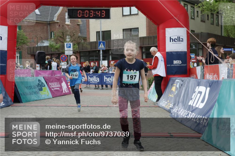 10.05.2026 - 8. Wedeler Halbmarathon Yannick Fuchs http://msf.ph/oto/9737039 10.05.2026 12:48:39 Ziel 180, 03, 43, 2110, 197, 148, 197, 519, 2054, 2063, 2066, 2110, 2150, 2170 meine-sportfotos.de