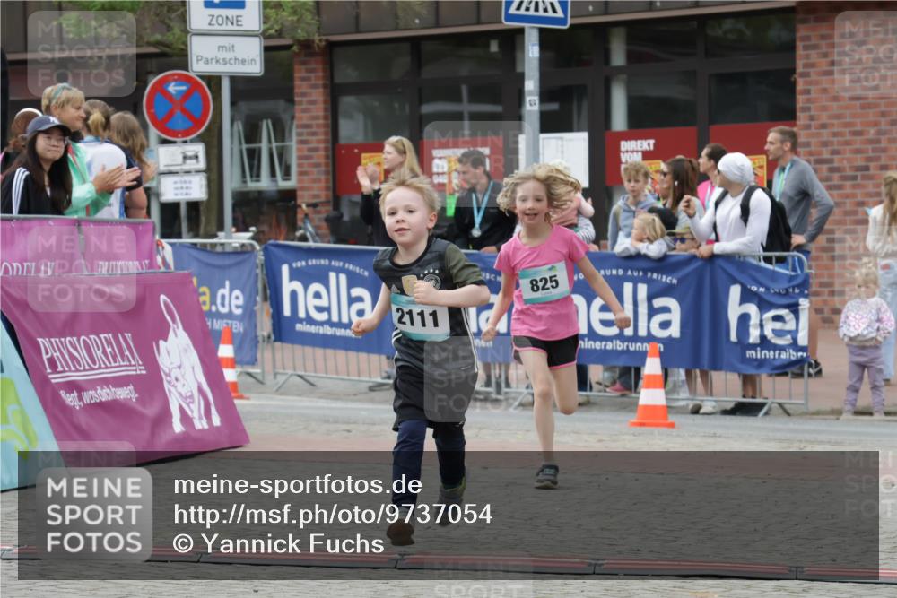 10.05.2026 - 8. Wedeler Halbmarathon Yannick Fuchs http://msf.ph/oto/9737054 10.05.2026 12:48:44 Ziel 2111, 825, 148, 825, 2110, 2111 meine-sportfotos.de