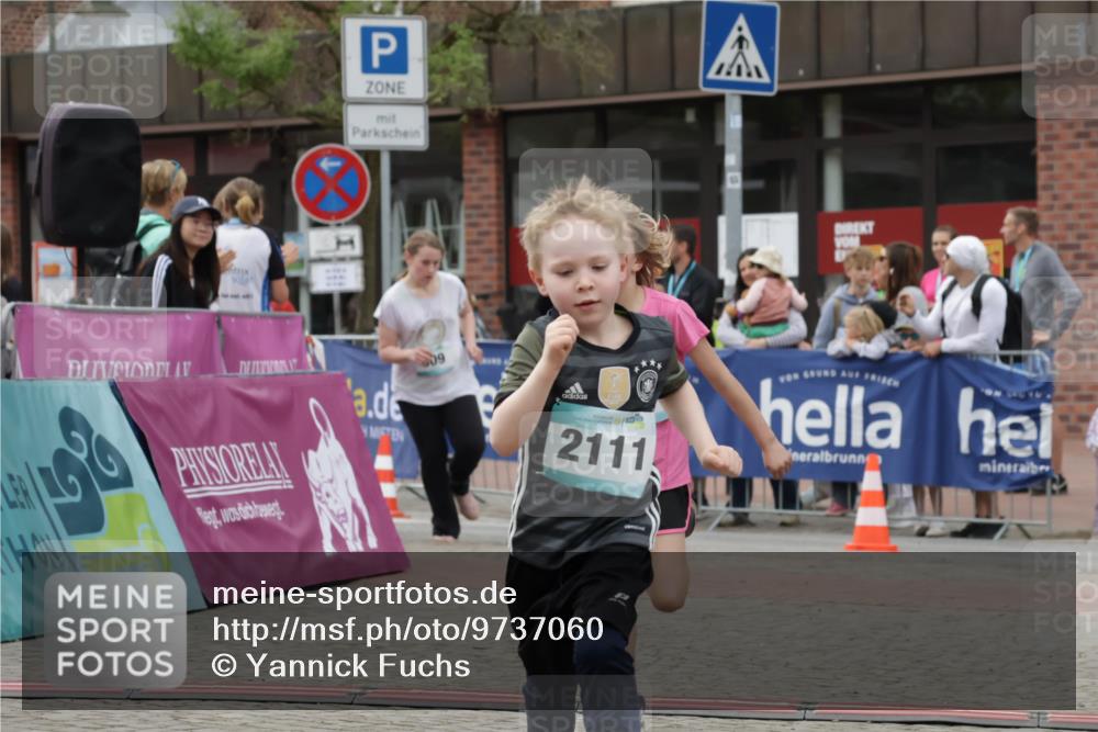 10.05.2026 - 8. Wedeler Halbmarathon Yannick Fuchs http://msf.ph/oto/9737060 10.05.2026 12:48:45 Ziel 09, 2111, 148, 825, 909, 2110, 2111 meine-sportfotos.de